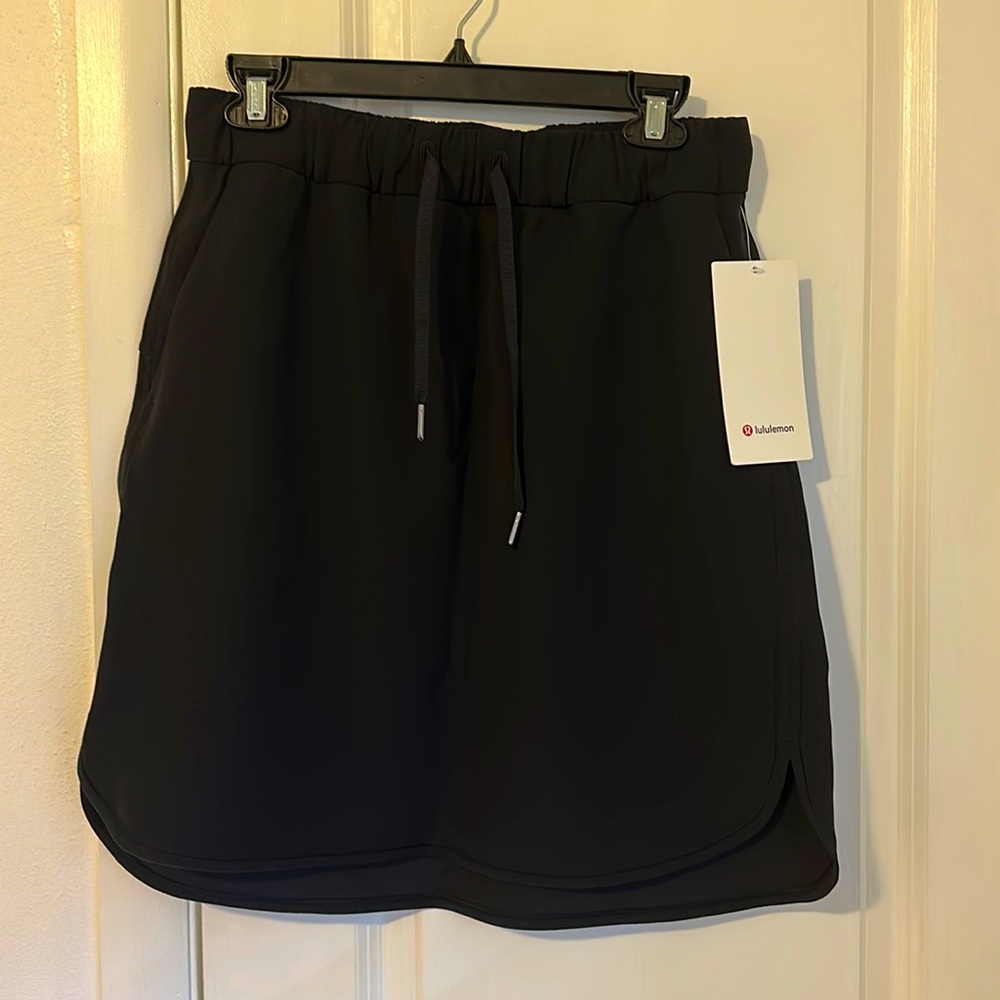 Lululemon On the Fly Skirt, sz 8 with Pockets!
